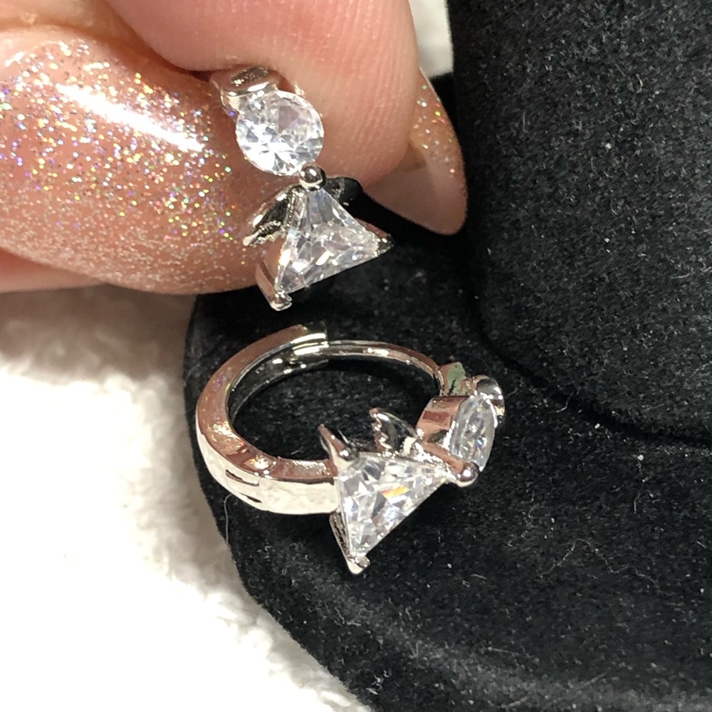 😇cute little cubic angel earrings-lever back NEW